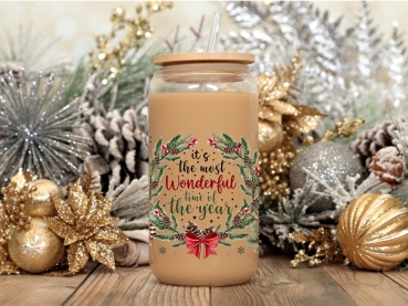 Preview: Weihnachtsglas mit Schneemann – Glas mit Strohhalm, Bambusdeckel und festlichem Motiv Preview: Ein 16oz Glasbecher mit Bambusdeckel und Strohhalm, verziert mit dem festlichen Spruch 'It's the most wonderful time of the year', umgeben von winterlichen Zweigen, Tannenzapfen und einer roten Schleife. Perfekt für weihnachtliche Getränke.